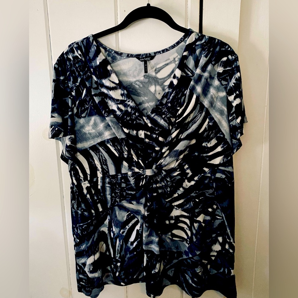 Daisy Fuentes top, very flattering size 1X